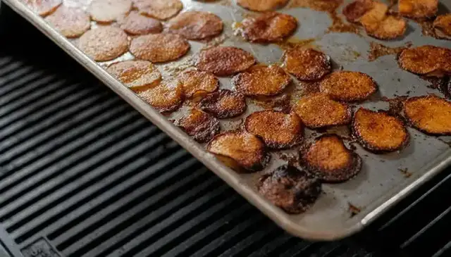 Aromatyczne ziemniaki z grilla – przepisy na idealny dodatek do grillowania