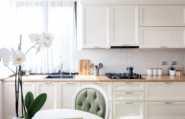 Biała kuchnia: Jakie ściany wybrać? Inspiracje i sprawdzone triki