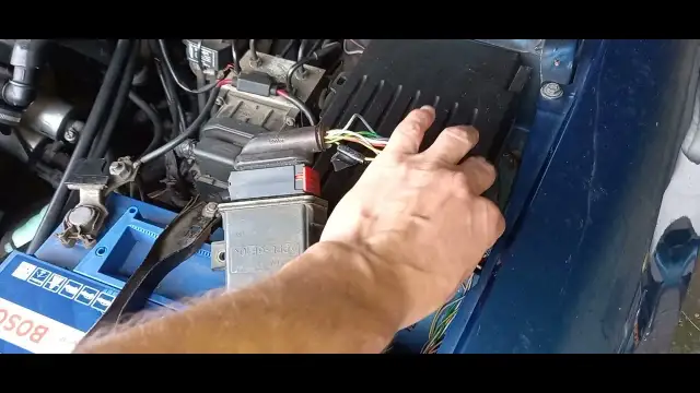 Gdzie jest przekaźnik wentylatora chłodnicy w Peugeot Partner? Sprawdź to!