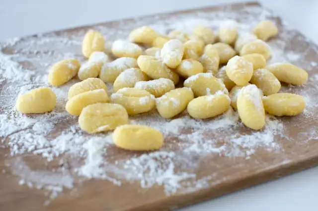 Czy kluski na parze są tuczące? Odkryj ich kaloryczność i wpływ na dietę