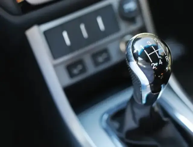 Jak hamować silnikiem bezpiecznie i skutecznie, unikając błędów