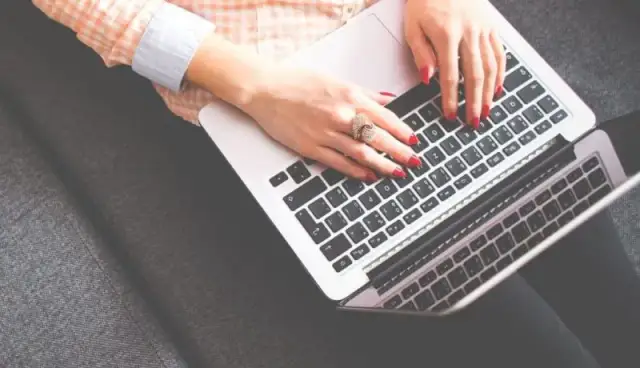 Praca po studiach dziennikarskich: Jak uniknąć trudności na rynku pracy