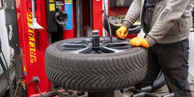 Kiedy wymienić opony na zimowe, aby uniknąć niebezpieczeństwa na drodze?