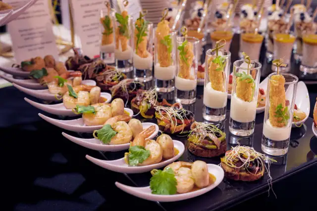 Ile mięsa na wesele? Precyzyjne wytyczne i budżet bez stresu.