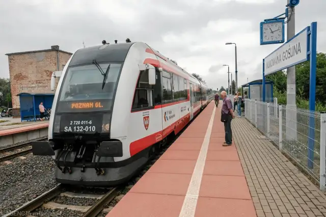 Poznań Główny: Skąd odjeżdża pociąg do Skoków? Sprawdź!