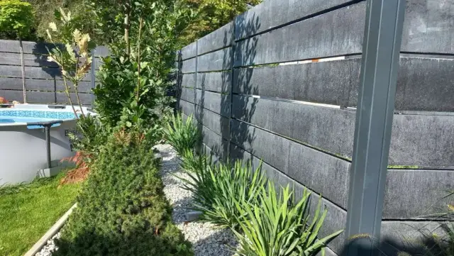 Ile kosztuje metr ogrodzenia betonowego? Sprawdź, by nie przepłacić