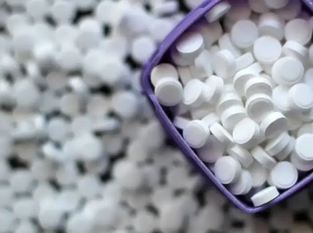 Mnóstwo białych tabletek, przypominających słodzik. Dyskusja o aspartam szkodliwość trwa, a te tabletki budzą pytania.