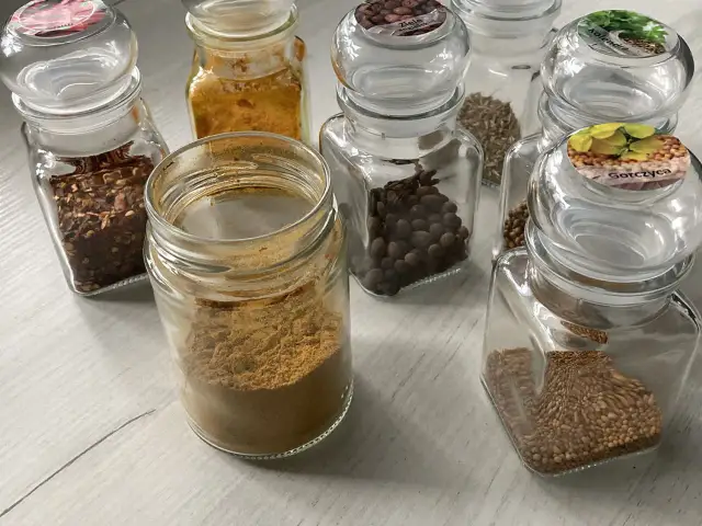 Słoiczki z przyprawami: kurkumą, chili, gorczycą, kolendrą i innymi.