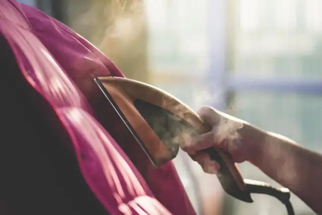 Para wyprasować kurtkę z poliestru, użyj parownicy. Para delikatnie usuwa zagniecenia z tkaniny.