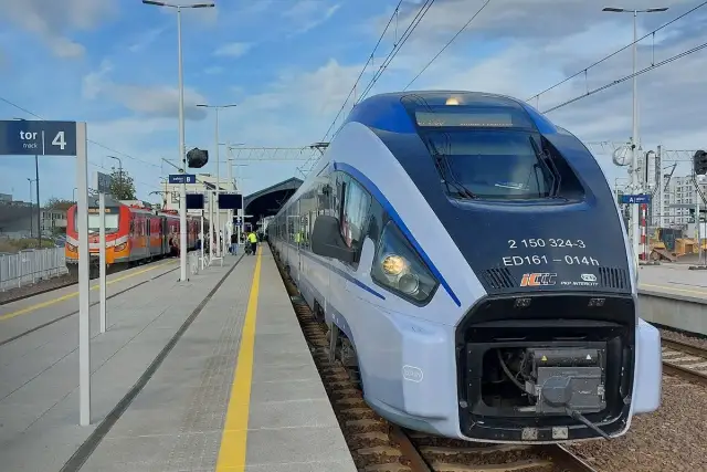 Nowoczesny pociąg Intercity stoi na peronie 4. Obok inny skład czeka na pasażerów.
