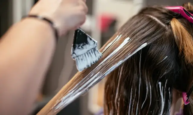 Na co zwrócić uwagę przy farbowaniu włosów, aby uniknąć zniszczeń?