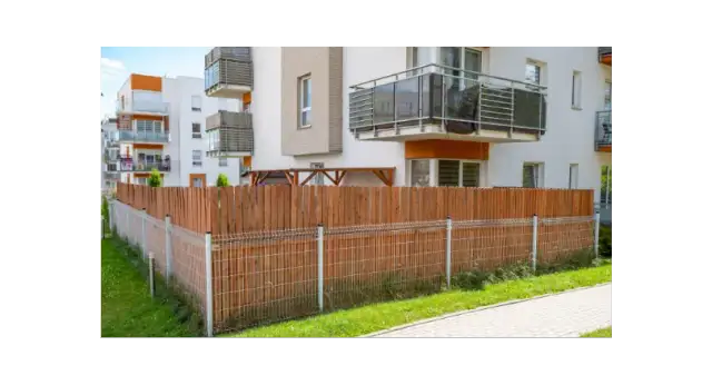 Jak ogrodzić ogródek w bloku bez łamania przepisów i kosztów