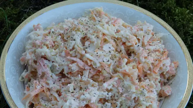 Co dodać do surówki z kiszonej kapusty, by zaskoczyć smakiem?