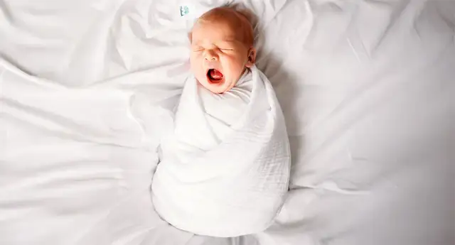 Jak zawinąć dziecko w pieluchę tetrową, aby zapewnić mu komfort?