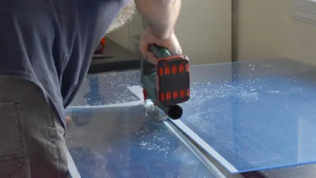 Czym ciąć poliwęglan komorowy? Poradnik eksperta krok po kroku