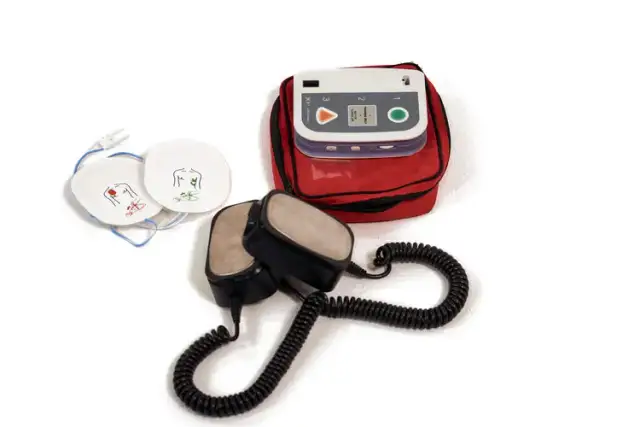 Kto może użyć AED? Prawo i bezpieczeństwo użycia defibrylatora