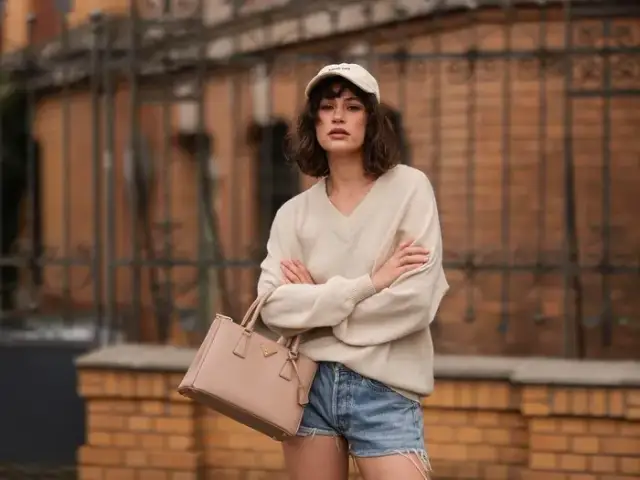 Czapka z daszkiem: jak nosić, by zawsze wyglądać modnie?