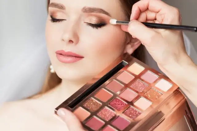 Jak wykonać samemu makijaż na wesele, aby wyglądać olśniewająco