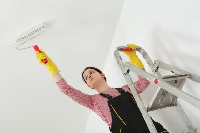 Czy umyć sufit przed malowaniem? Oto co musisz wiedzieć, aby uniknąć problemów
