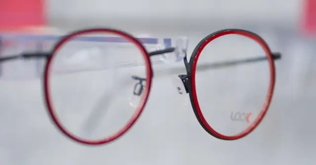 Jaki klej do sklejenia oprawek okularowych, aby uniknąć problemów?