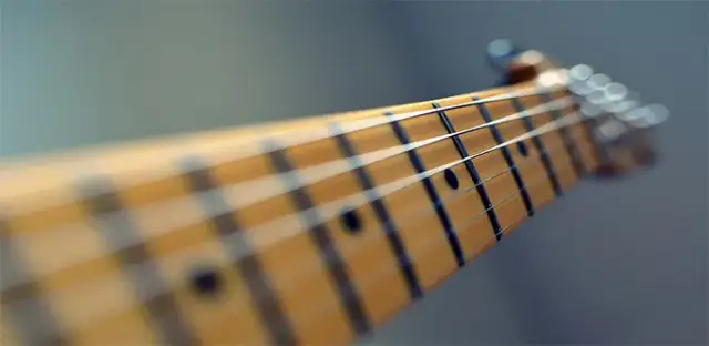 Nastroj gitarę elektryczną: Wszystkie metody + rozwiąż problemy!