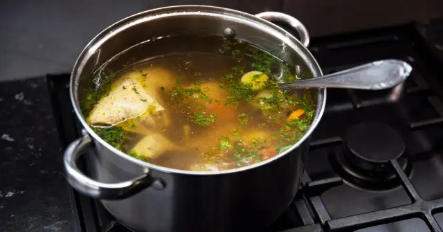 Klarowny rosół jak z restauracji? Odkryj sekrety mistrzów!
