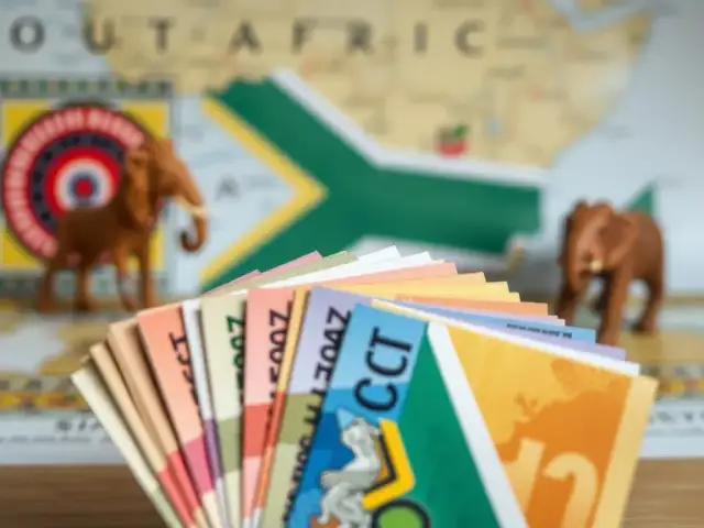 Płatności w Afryce: Jaka waluta? Gotówka czy karta? Poradnik