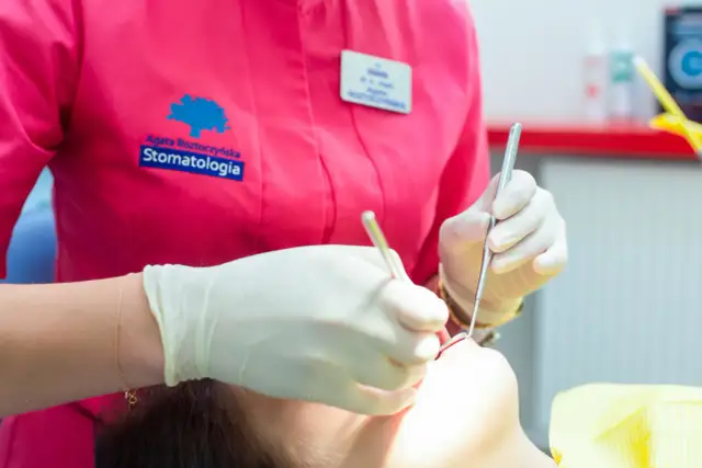 Gdzie znaleźć dentystę przyjmującego w sobotę? Sprawdź dostępne gabinety i usługi