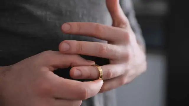 Dlaczego złota obrączka brudzi palec? Poznaj 5 przyczyn i rozwiązań