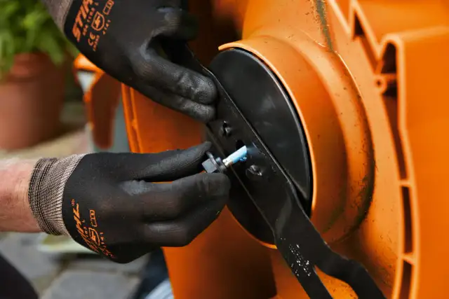 Ostrzenie noża kosiarki: Jak prawidłowo przeprowadzić ostrzenie?