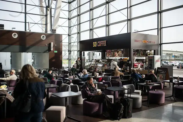 Gdzie zjeść na lotnisku Gdańsk? Sprawdź najlepsze opcje gastronomiczne
