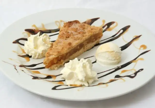 Jak podać szarlotkę z lodami? Sekret idealnego deseru