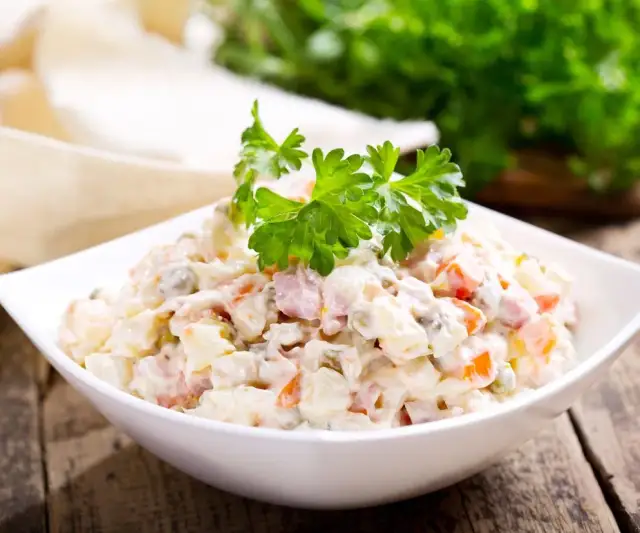 Ile kalorii ma sałatka jarzynowa? Sprawdź i jedz bez wyrzutów!