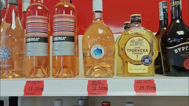 Ile kosztuje wódka w Bułgarii? Ceny, które mogą cię zaskoczyć