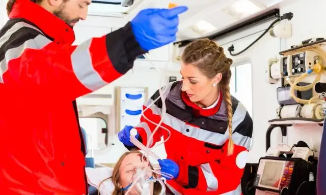 Jakie wykształcenie i kursy są potrzebne, by zostać ratownikiem medycznym?