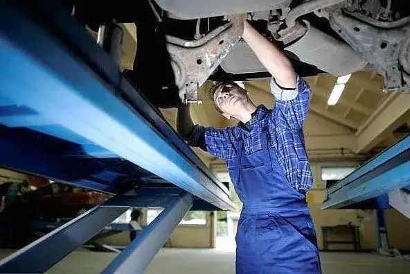 Gdzie zgłosić nielegalny warsztat samochodowy i uniknąć problemów?