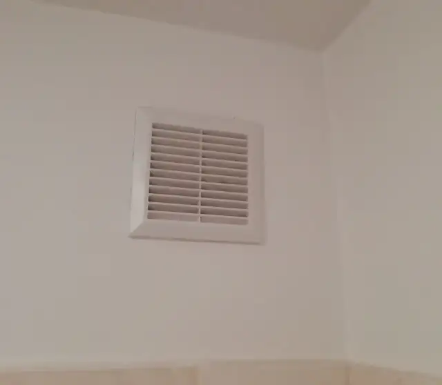 Dlaczego wieje z kratki w bloku? 6 najczęstszych przyczyn