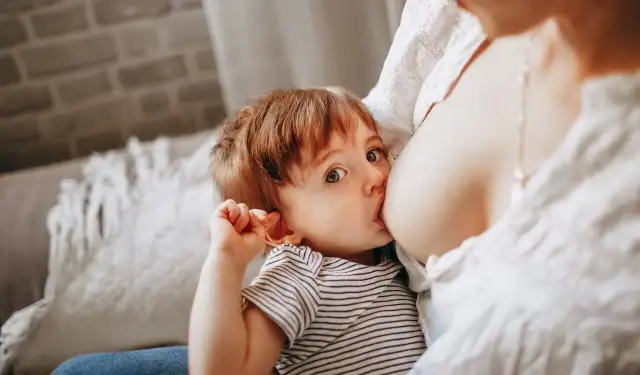 Karmienie piersią: czego nie można jeść, aby chronić dziecko