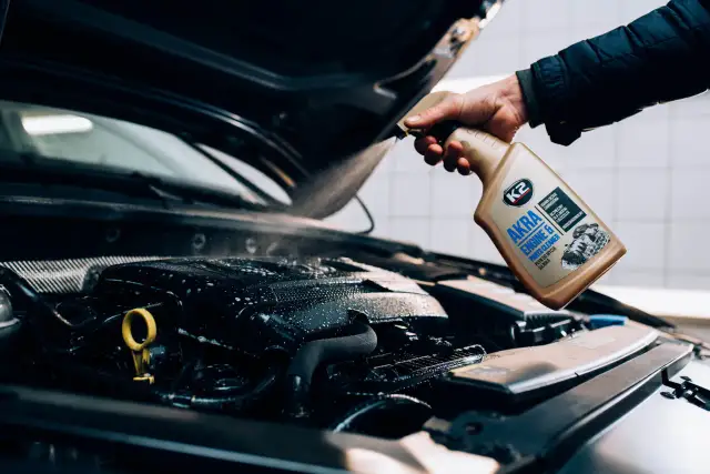 Jak umyć silnik w samochodzie bez ryzyka uszkodzeń i błędów