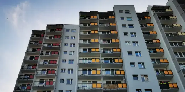 Czy warto wykupić grunt pod swoim mieszkaniem w bloku? Koszty i ryzyka