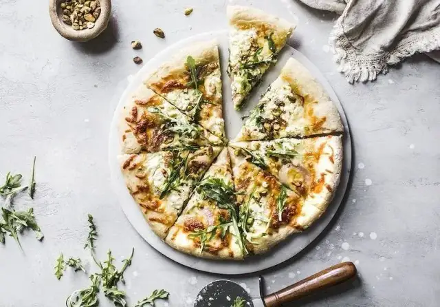 Ile waży pizza 40 cm? Odkryj, co wpływa na jej wagę