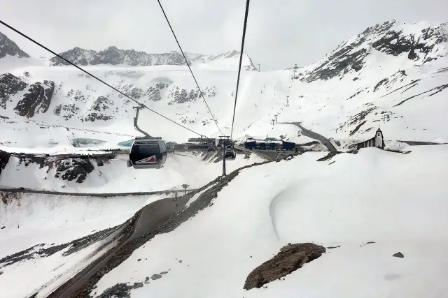 Narty w maju: Gdzie pojeździć? Sprawdzone lodowce i porady