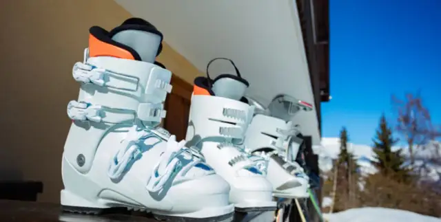 Ile ważą buty narciarskie? Odkryj, co wpływa na ich wagę