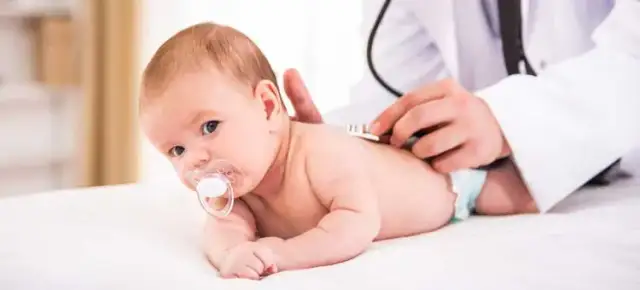 Mokry kaszel u niemowlaka – kiedy konieczna wizyta u lekarza?