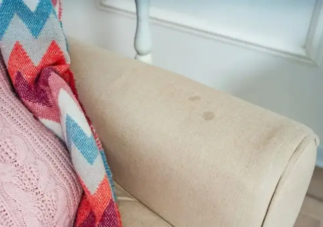 Jak użyć pianki Vanish na kanapie? Poradnik krok po kroku