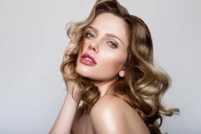 Puder rozświetlający na twarz: sekret blasku i jak go stosować