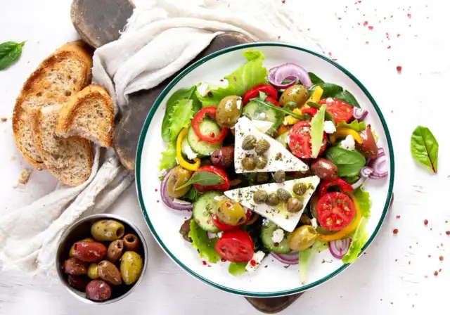 Jakie zioła do sałatki greckiej? Oto sekrety smaku, które musisz znać