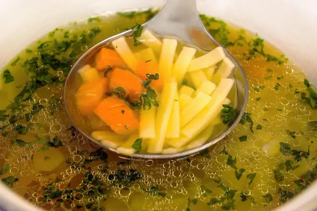 Wegański rosół: Jak uzyskać złoty kolor i głęboki smak umami?