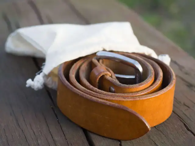 Jak prawidłowo zwijać i przechowywać paski? Poradnik krok po kroku