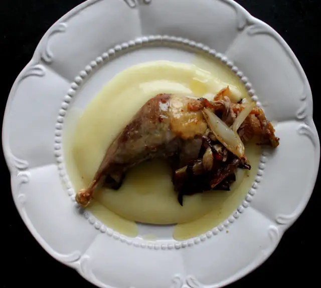 Surówka do perliczki: Jak dobrać idealny dodatek do szlachetnego mięsa?